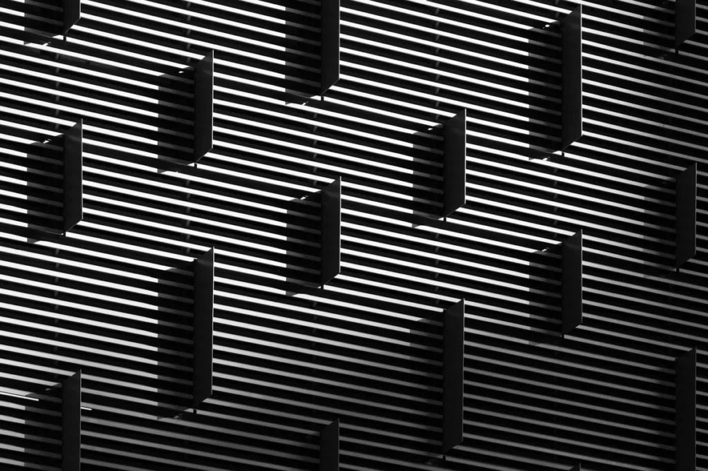 Mengapa Menggunakan DirectAdmin Lebih Menguntungkan Daripada cPanel pada Arsitektur Multi-Container: Studi Kasus dan Analisis